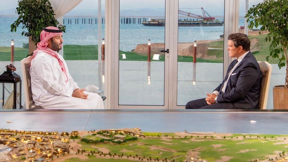 Наследный принц Саудовской Аравии Мухаммед бен Салман (слева) беседует с корреспондентом Fox News Бретом Байером (справа) в Неоме, Саудовская Аравия (21 сентября 2023 г.)