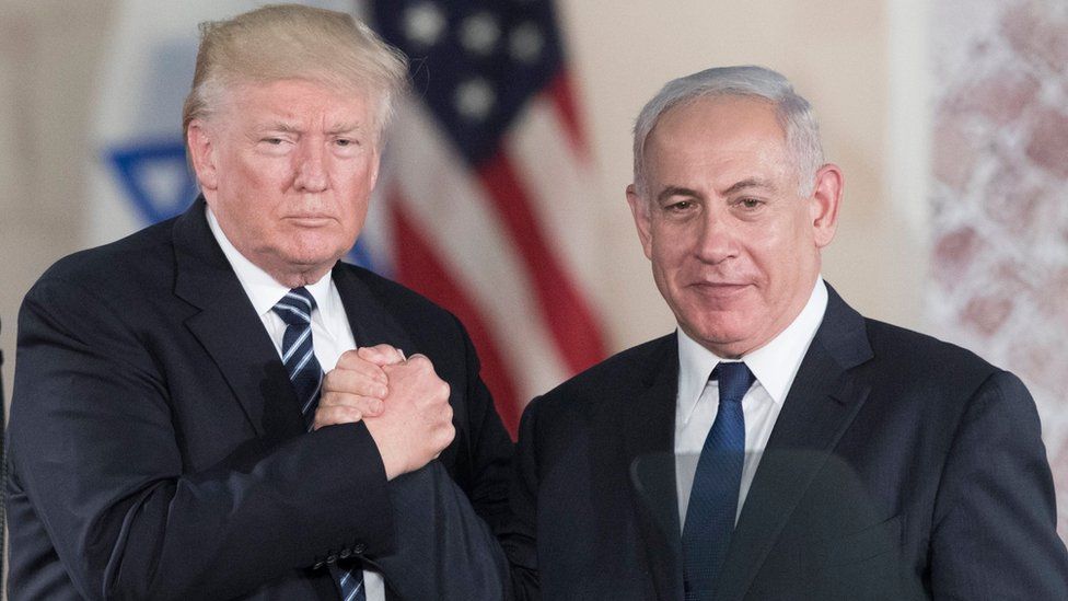 US President Donald Trump (L) and Israeli Prime minister Benjamin Netanyahu (R) hold hands at the Israel Museum, Jerusalem (23 May 2017)