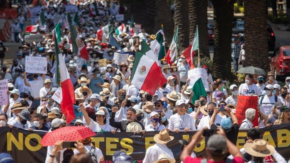 Демонстранты принимают участие в акции протеста против референдума об отзыве президента Андреса Мануэля Лопеса Обрадора в центре Мехико, Мексика, 3 апреля 2022 г.