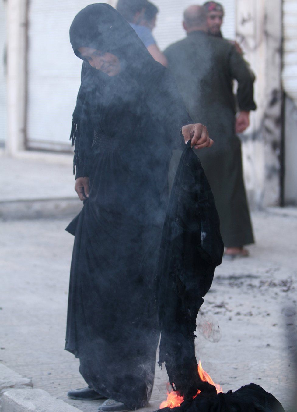 This woman decided to burn her niqab to mark the end of IS rule