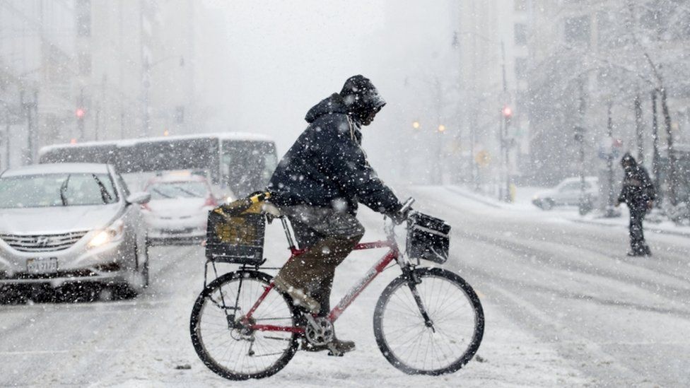 Spring snow storm blankets eastern US - BBC News