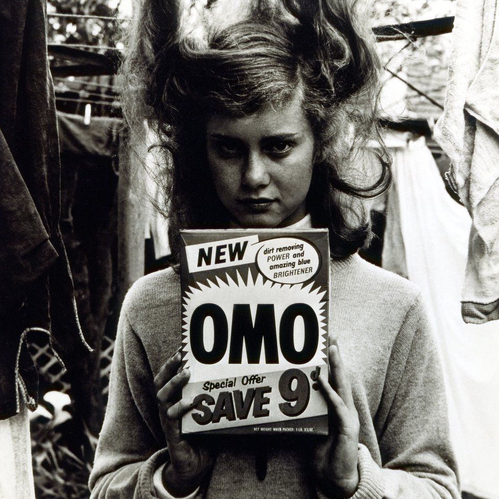 15 岁的 Olivia Newton-John 为肥皂粉广告摆姿势