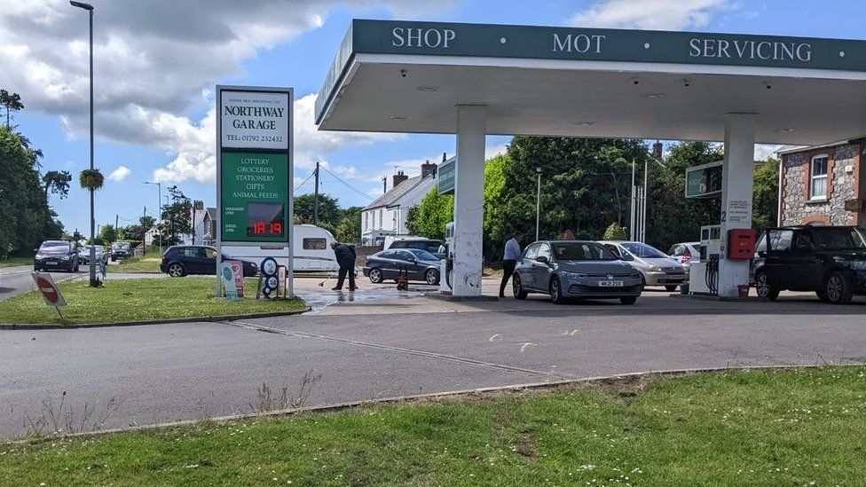 Dau berson 19 oed wedi marw mewn gwrthdrawiad BBC Cymru Fyw