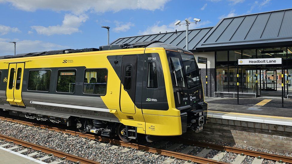 Train at Headbolt Lane station