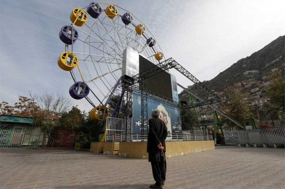 Афганец стоит в парке развлечений в Кабуле, Афганистан, 9 ноября 2022 г.