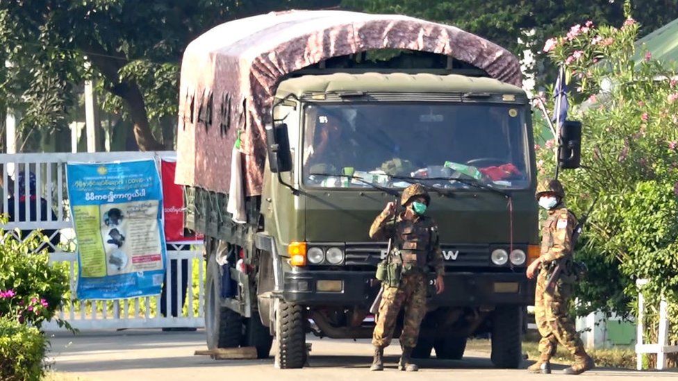 Солдаты охраняют жилище депутатов в столице Мьянмы