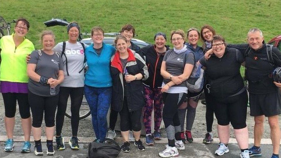 Carly mit anderen Frauen mit Brustkrebs bei einem Retreat in Saddleworth