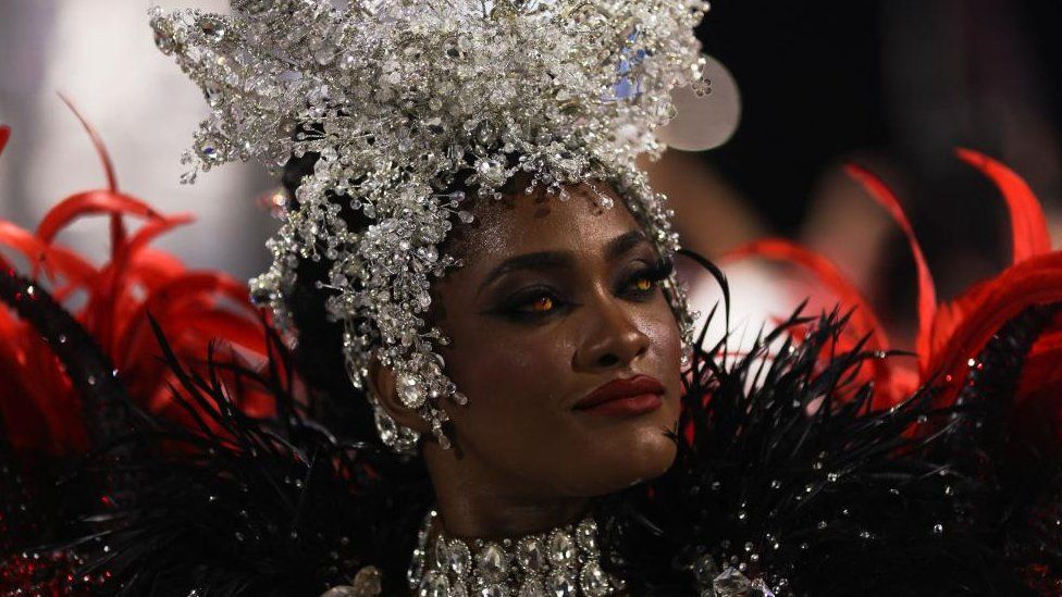 La reina del tambor Erika Januza, de la escuela de samba Viradouro, actúa durante la segunda noche del desfile de carnaval en el Sambódromo, en Río de Janeiro, Brasil, el 21 de febrero de 2023.