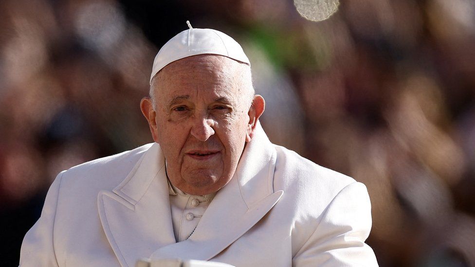 Папа Франциск прибывает на еженедельную общую аудиенцию на площади Святого Петра в Ватикане, 29 марта 2023 г.