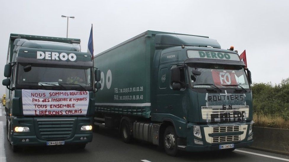 Trucks with banners take part in the protest (05 September 2016)