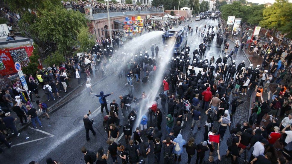 Carros hidrantes tiran agua a los manifestantes en Hamburgo.