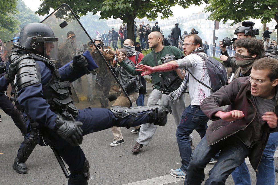 Police clash with protesters in Paris, 26 May