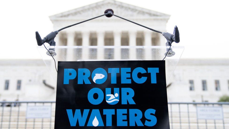 Митингующий плакат в поддержку Закона о чистой воде возле Верховного суда