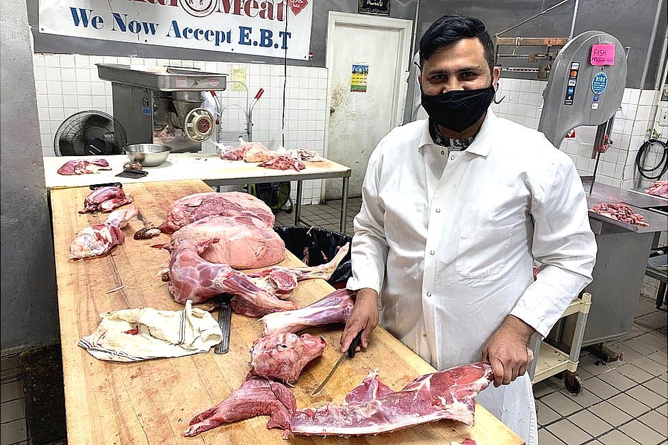 Шакил Анджум работает на мясном рынке Аль-Нур
