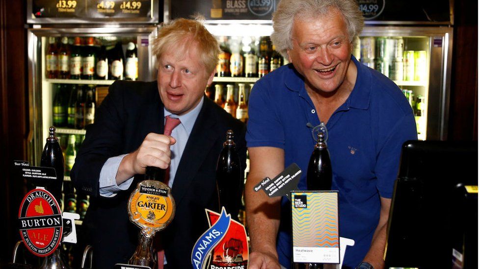 Boris Johnson and Tim Martin at a Wetherspoon pub in July 2019