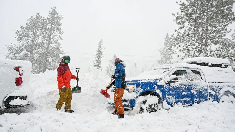 加州和内华达遭受大规模暴风雪袭击