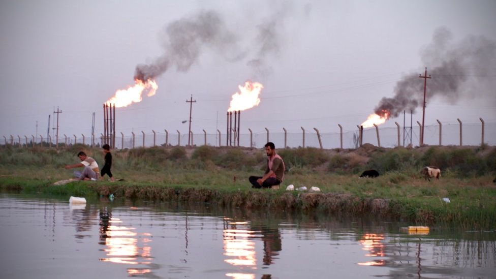 Сжигание газа на объекте нефтедобычи в Ираке