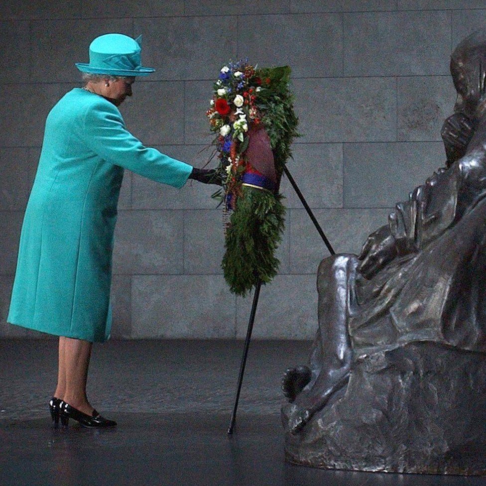 Королева Елизавета II возлагает венок к мемориалу Neue Wache в память жертв войны и тирании в Берлине в начале своего трехдневного государственного визита в Германию.