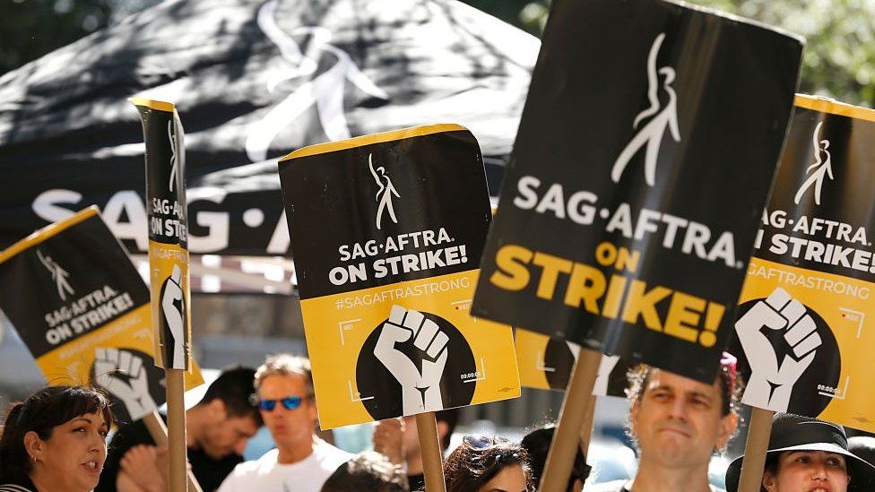 Члены и сторонники SAG-AFTRA на пикете во время продолжающейся забастовки профсоюза SAG-AFTRA перед NBC Studios 31 августа 2023 года в Нью-Йорке. Члены SAG-AFTRA и WGA (Гильдия писателей Америки) вышли из своей первой совместной забастовки против студий с 1960 года. студии.