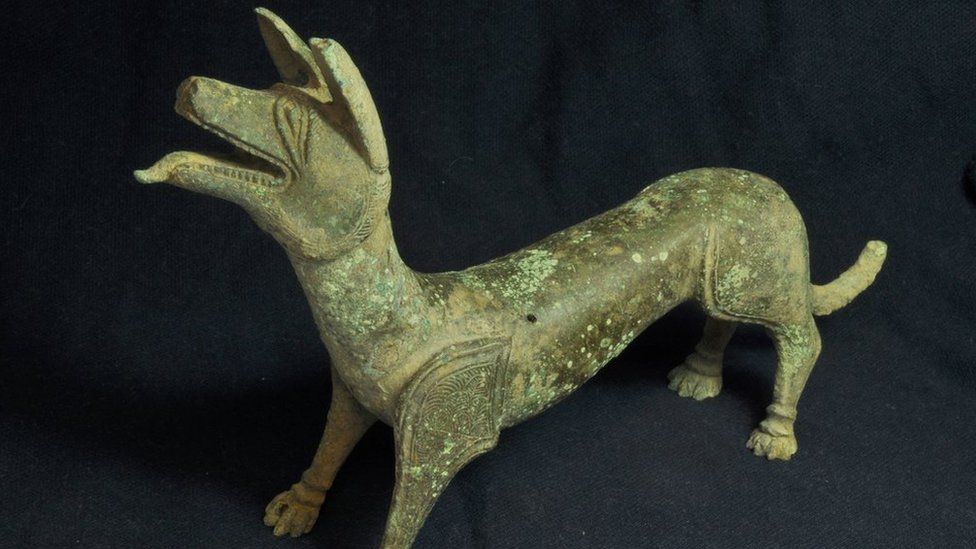 Bronze sculpture of a "licking dog"