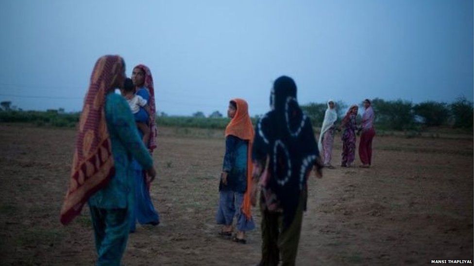 Women going to defecate in Uttar Pradesh