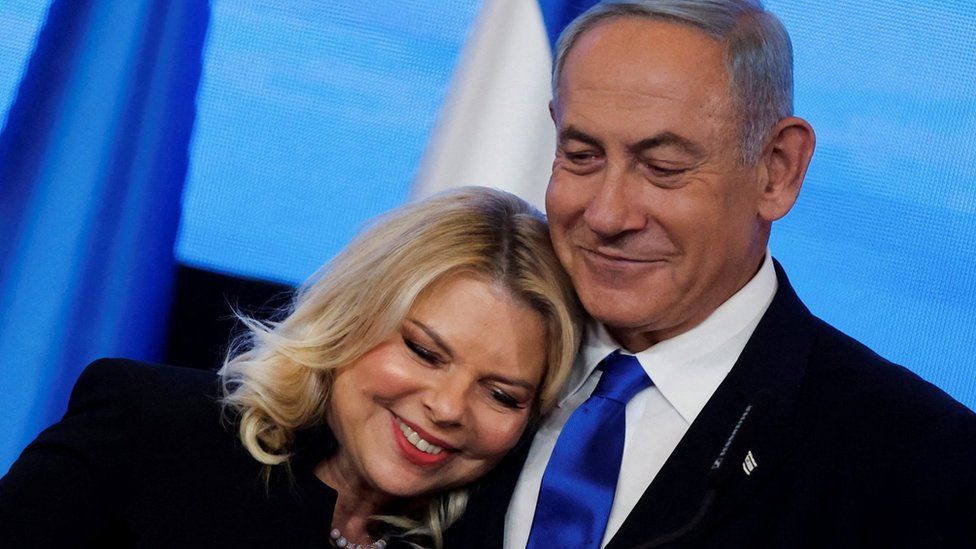 Биньямин Нетаньяху обнимает свою жену Сару, обращаясь к сторонникам в предвыборном штабе своей партии «Ликуд» в Иерусалиме, 2 ноября 2022 г.