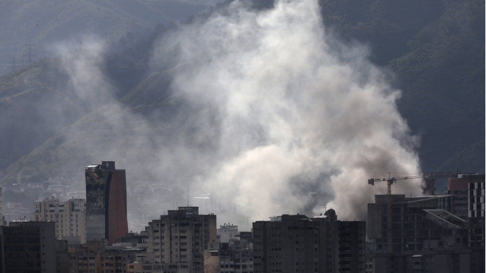 Humo desde una estación de policía en Caracas.