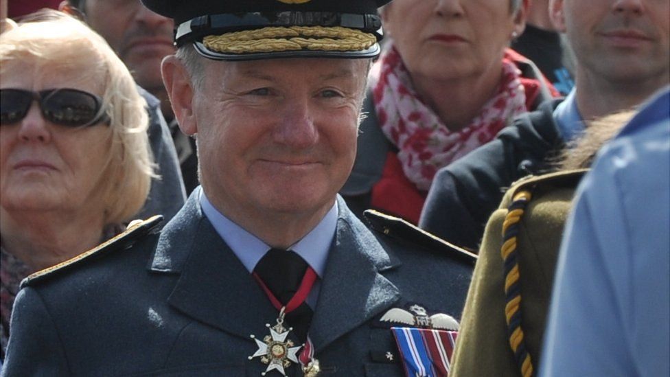 Вице-губернатор маршал авиации сэр Питер Уокер осматривает парад в честь Дня освобождения в 2014 году