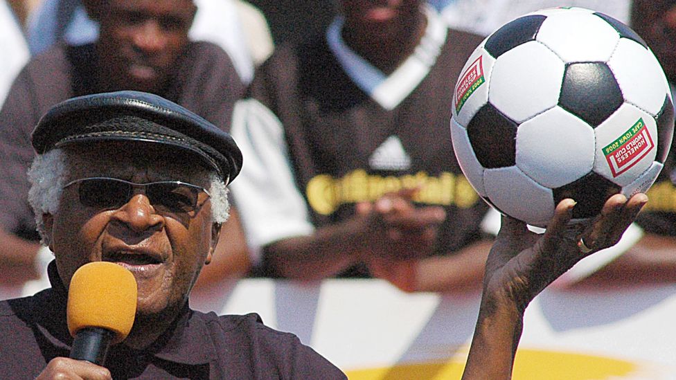 Архиепископ Десмонд Туту держит футбольный мяч в 2006 году