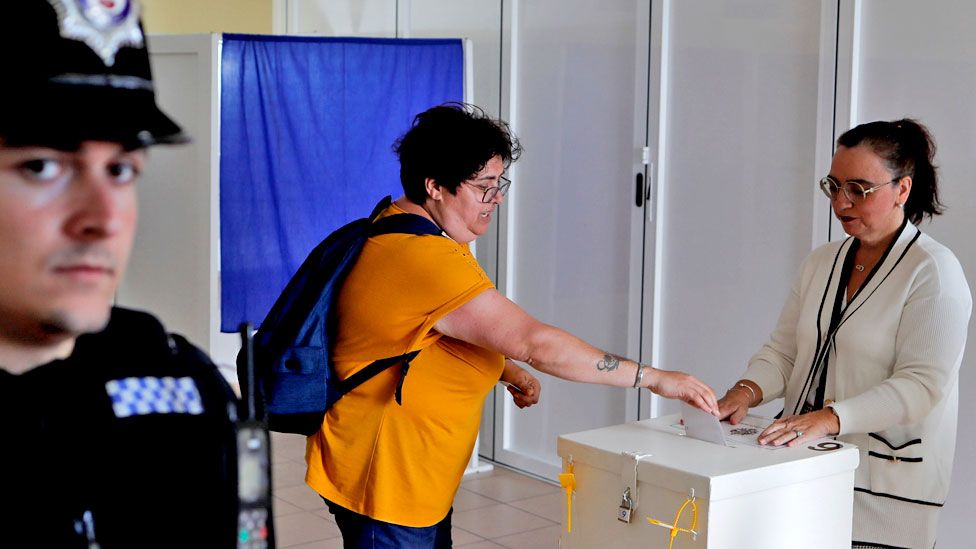 Woman votes in referendum