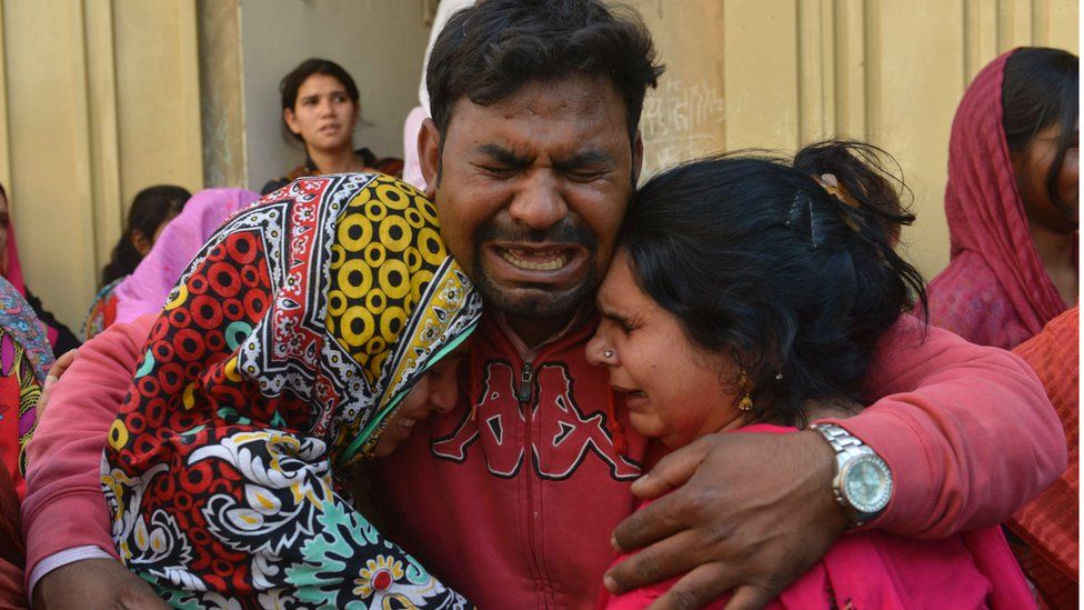 People grieve after the Taliban suicide bomb attack in Lahore on 27 March 2016