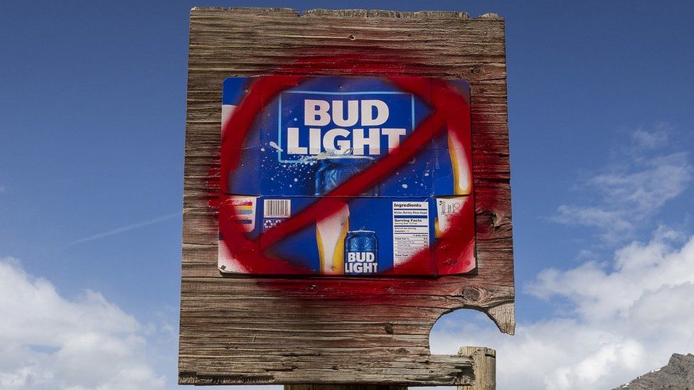 Вывеска с пренебрежительным отношением к пиву Bud Light