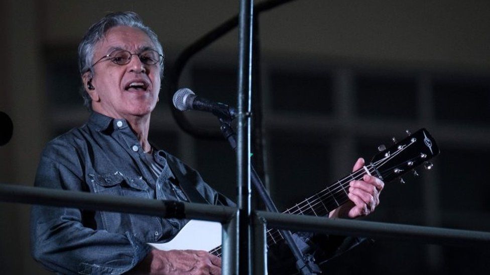 Brazilian singer Caetano Veloso performs during a protest against Brazilian President Michel Temer (28 May 2017)