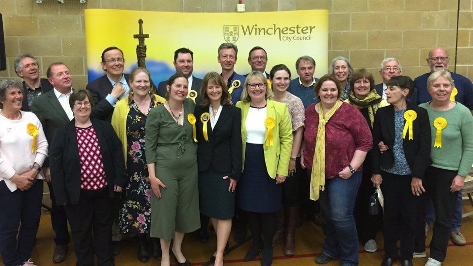 Liberal Democrats retain Portsmouth council leadership - BBC News