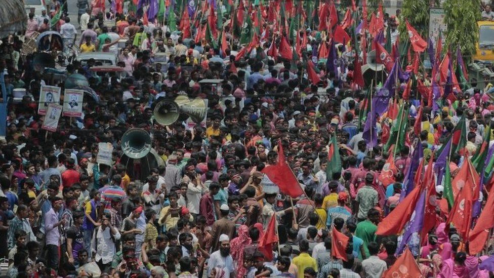 Bangladeshi workers and activists participate in a May Day rally in Dhaka (01 May 2016)