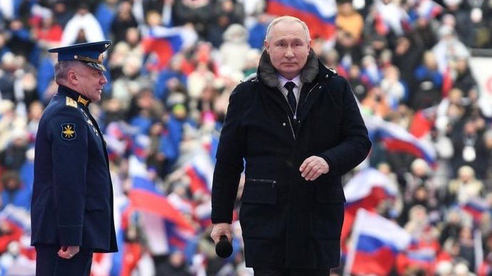 Der russische Präsident Wladimir Putin ist auf der Bühne eines Konzerts im Luzhniki-Stadion in Moskau, Russland am 22. Februar 2023 zu sehen.