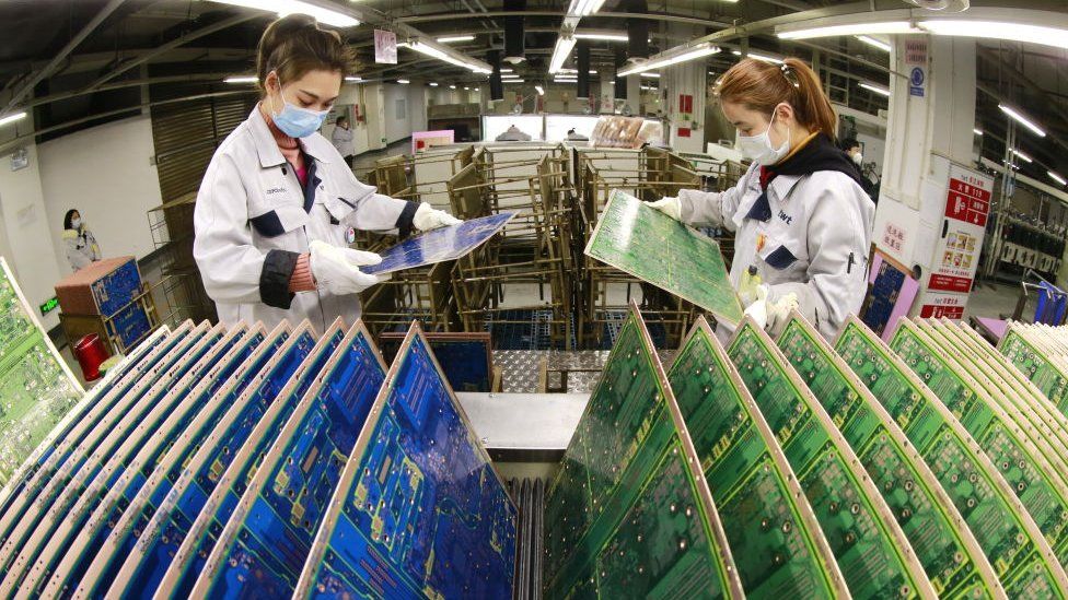 Рабочие на тайваньском технологическом заводе в Китае
