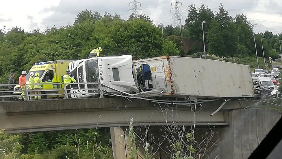 Lorry overhanging A14