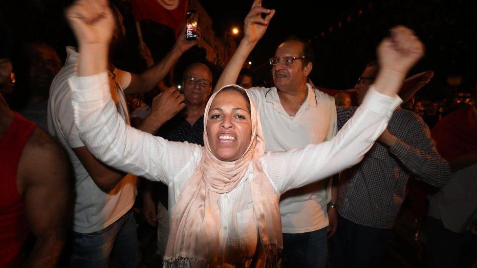 Сторонники президента Кайс Сайед празднуют победу после того, как экзитпол показал, что избиратели поддержали новую конституцию в Тунисе, Тунис, 25 июля 2022 г.