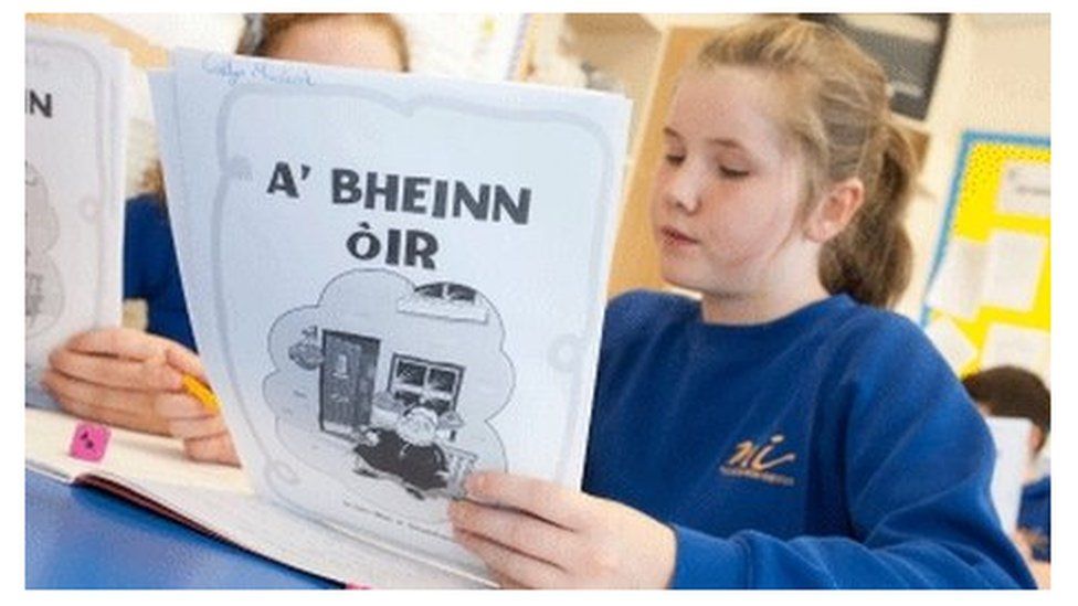 Foghlam tro mheadhan na Gàidhlig