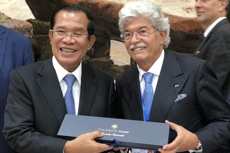 Antonio Razzi, former Italian senator, presenting a luxury Italian tie to Hun Sen