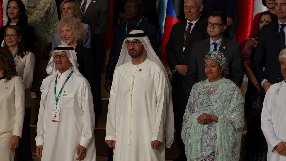 Султан Аль-Джабер стоит с делегатами