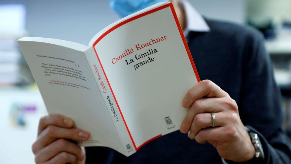Ein Mann liest am 5. Januar 2021 in Paris Camille Kouchners Buch La Familia Grande