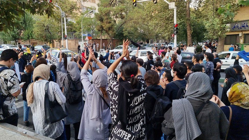 Люди собираются в знак протеста против смерти Махсы Амини на улицах 19 сентября 2022 года в Тегеране, Иран