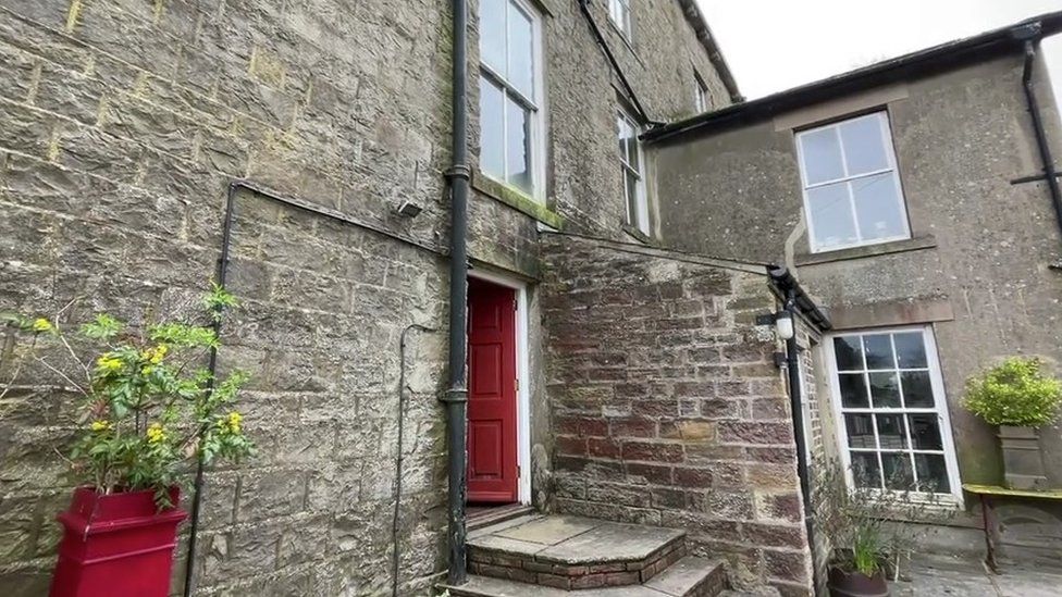 Aysgarth: Ex-youth hostel filled with 120,000 books put on sale - BBC News