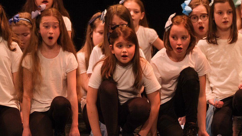 Дети 9–10 лет из начальной школы англиканской церкви Литама исполняют хор Джульетт в опере «Ромео и Джульетта» в Большом театре Блэкпула