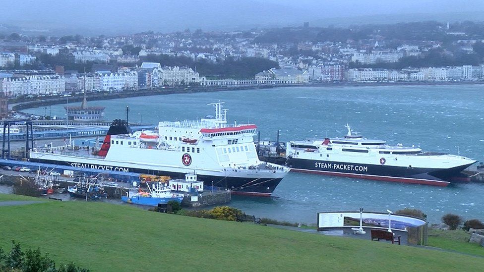 Ben-my-Chree and Mannanan in Douglas Harbour