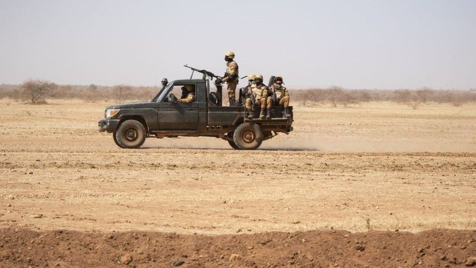 Солдаты Буркина-Фасо патрулируют на борту пикапа по дороге из Дори в лагерь беженцев Гудебо, 3 февраля 2020 г.