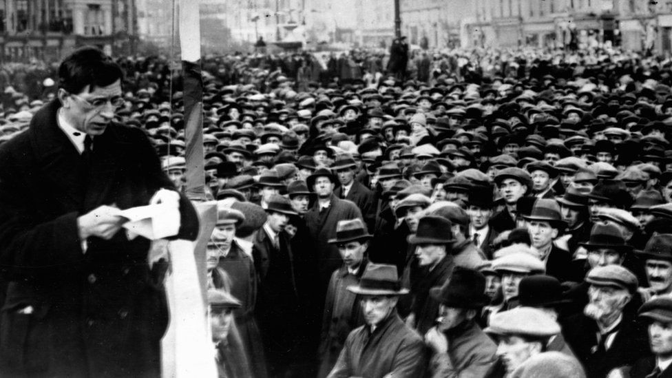 Éamon de Valera hablando contra el Tratado Anglo-Irlandés ante una gran multitud en la calle Cork de Dublín en 1922