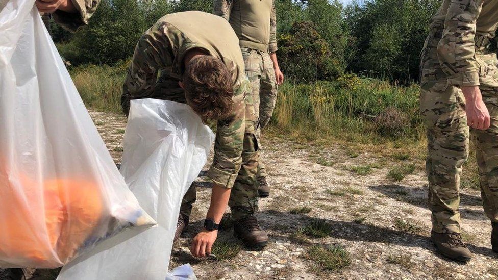 Asser Erőd zseni royal marines bag kávézó Mérföldkő Őrület